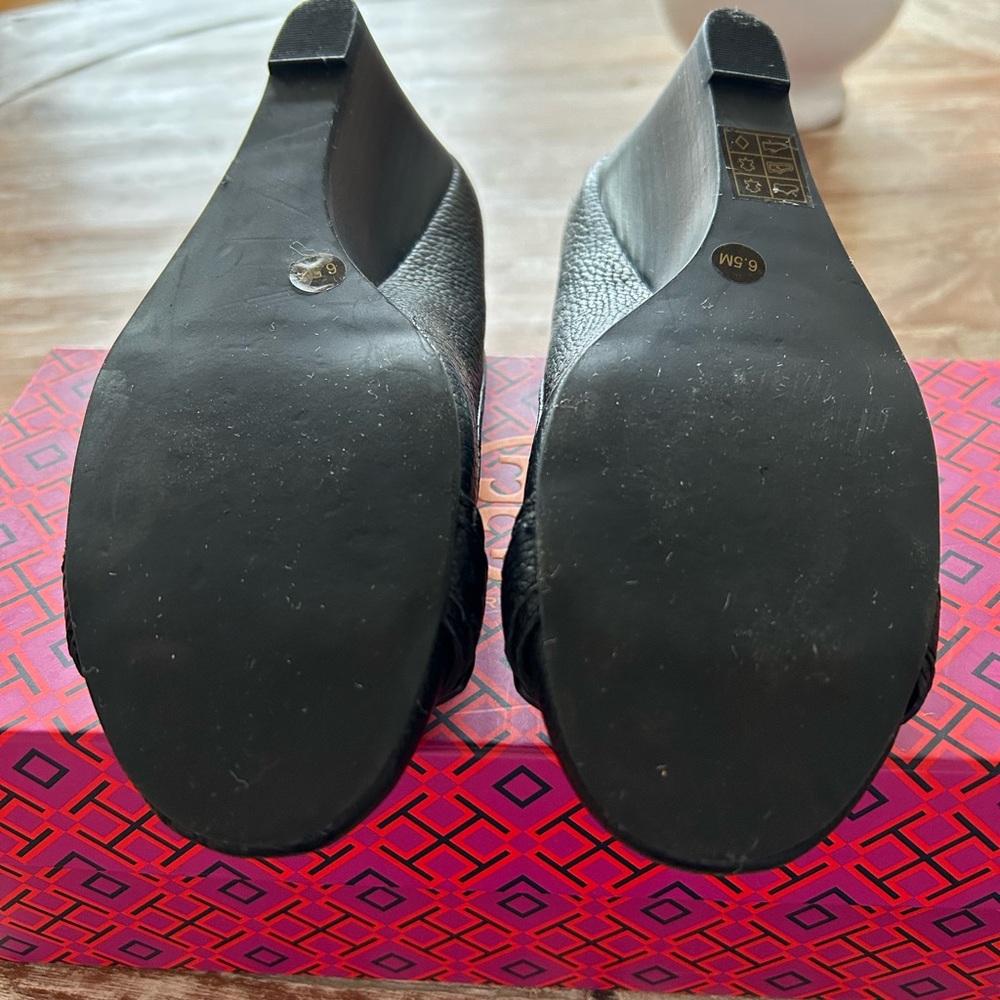 Barely worn! Tory Burch Black Jackie Wedge Women's Shoes 6.5M - Picture 7 of 7